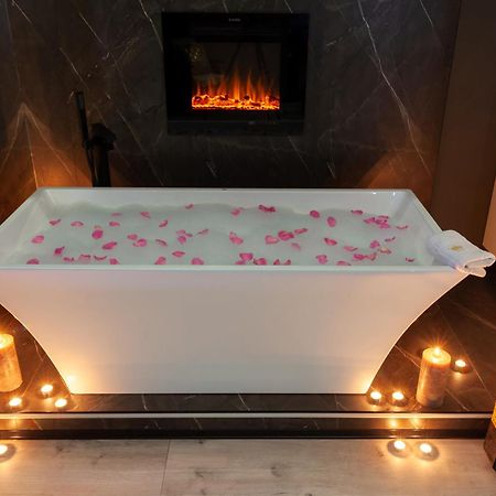 Royal Romantic Apartment With Bathtub Lviv Exterior foto