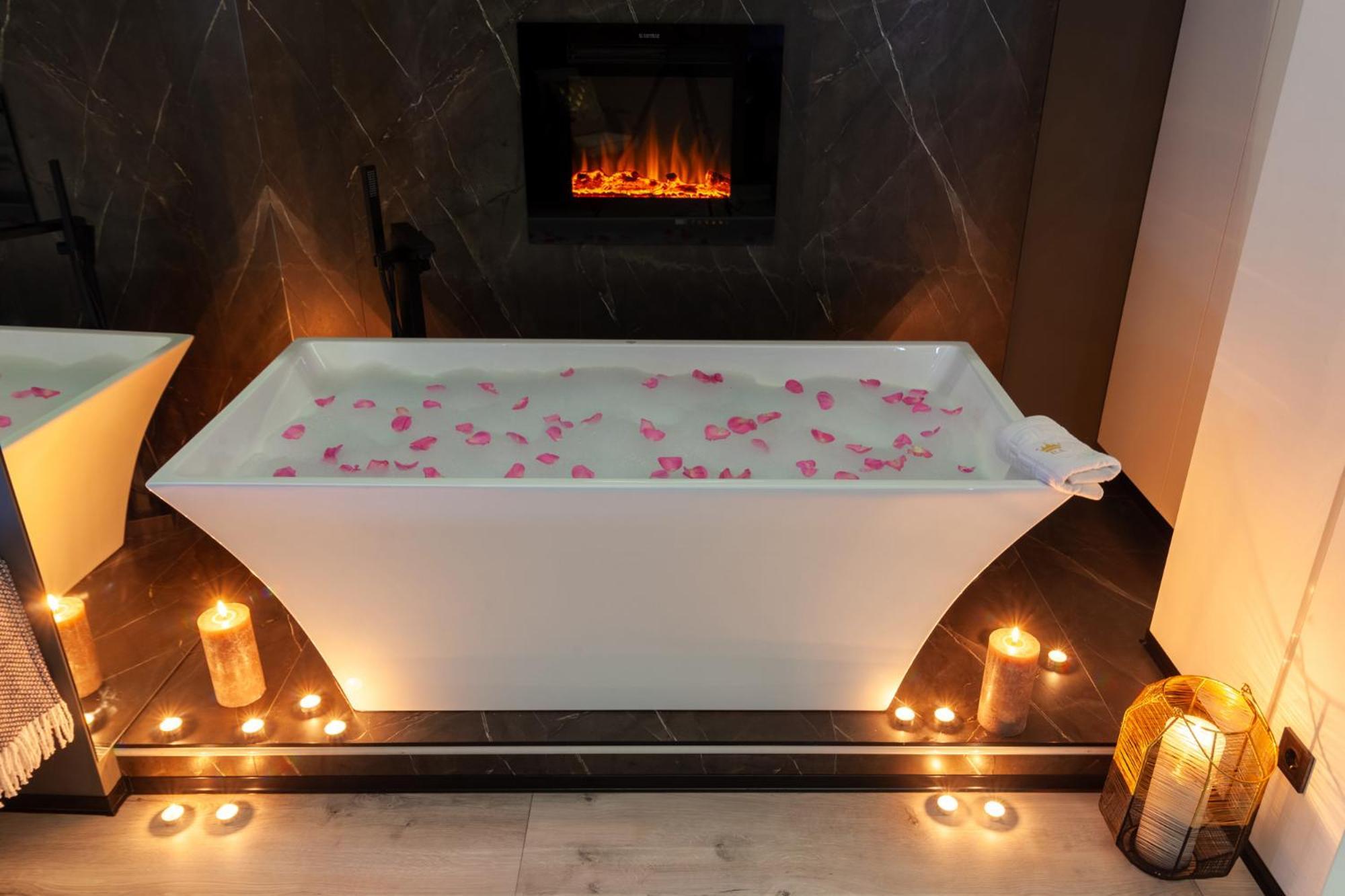 Royal Romantic Apartment With Bathtub Lviv Exterior foto