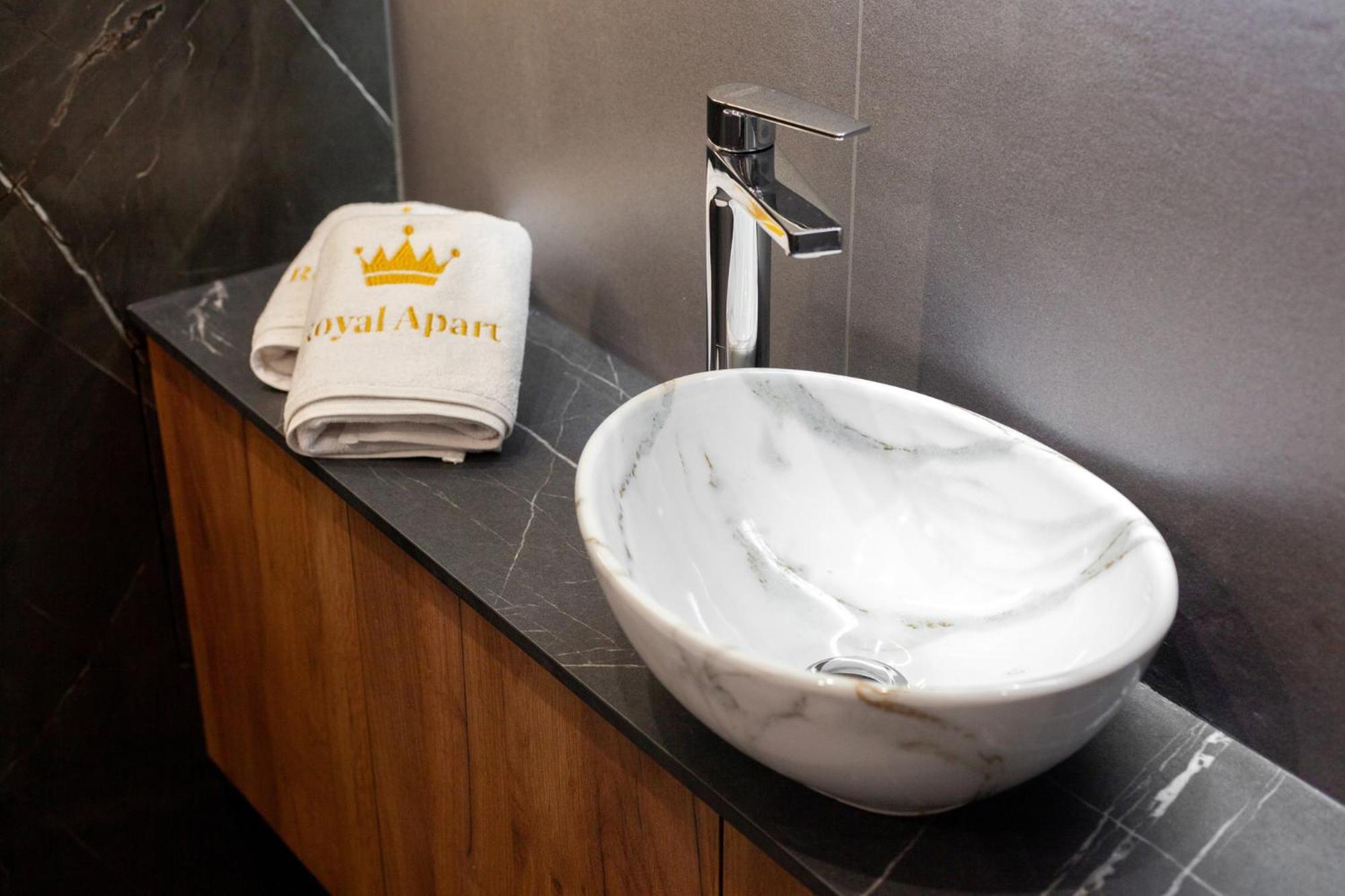 Royal Romantic Apartment With Bathtub Lviv Exterior foto